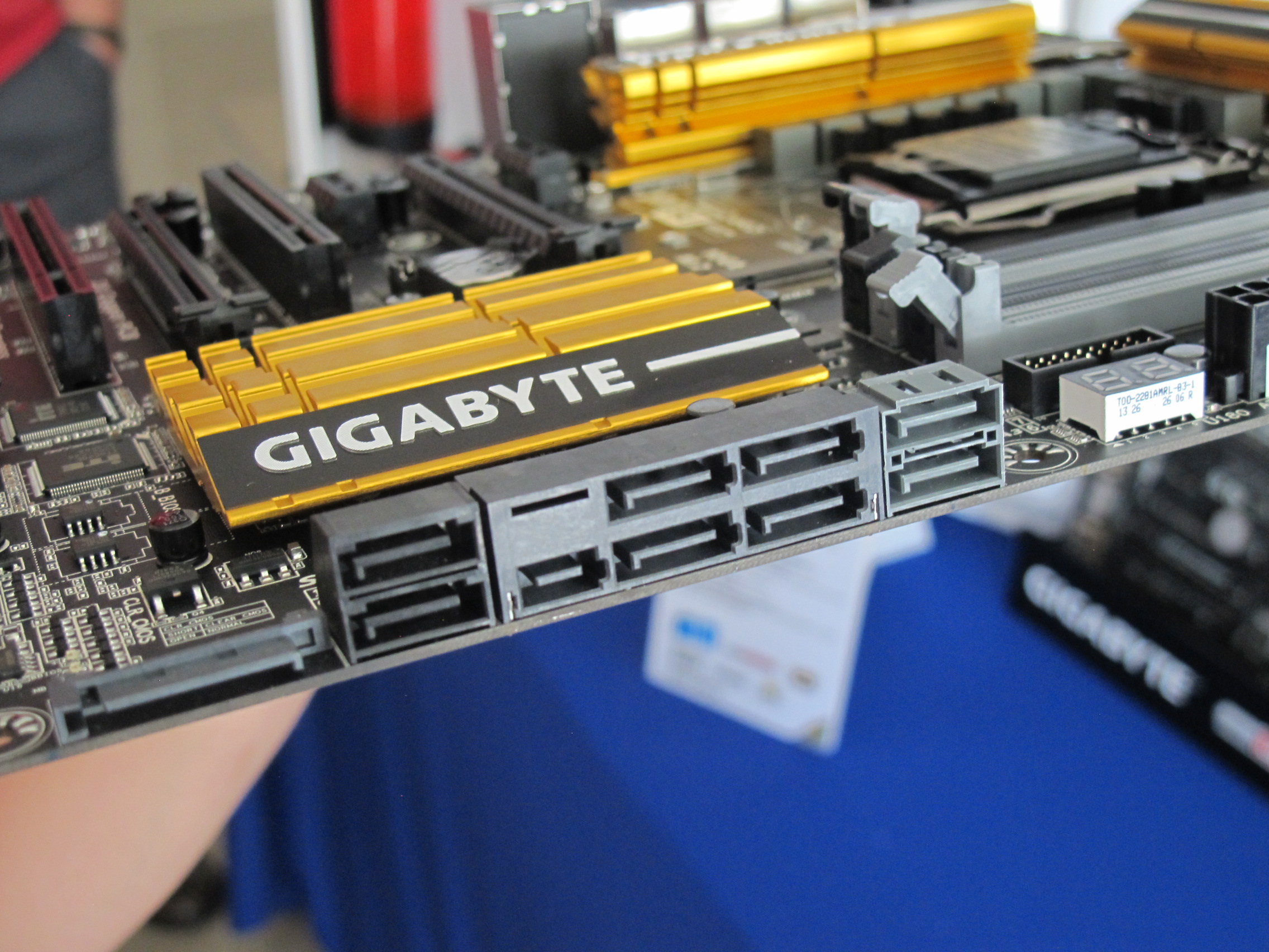 GIGABYTE Z97X-UD5H Review: Choose Your Storage Option